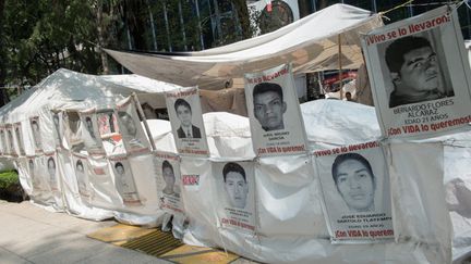 &nbsp; (Le 27 mai 2015, une manifestation à Mexico pour connaître le sort des 43 étudiants © MaxPPP)