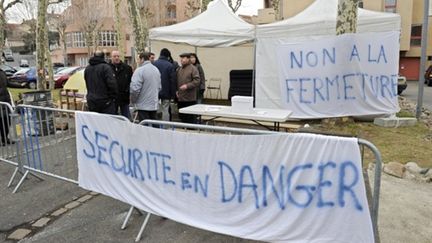 Des policiers de Montbrison, le 3 février, devant leur commissariat protestent contre sa fermeture prévue le 1er août. (AFP)