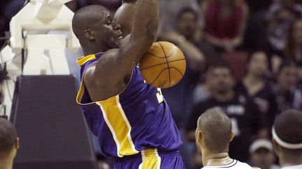 Shaquille O'Neal avec les Lakers en 2004.  (STEPHEN DUNN / GETTY IMAGES NORTH AMERICA)