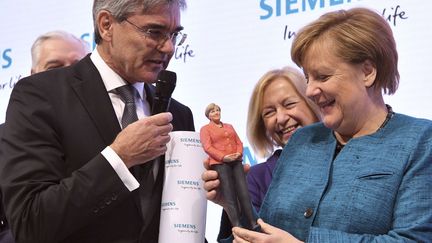 Angela Merkel&nbsp;et le PDG de Siemens Joe Kaeser à la foire de l'industrie de Hanovre (Allemagne), le 24 avril 2017&nbsp; (JULIAN STRATENSCHULTE / AP / SIPA)