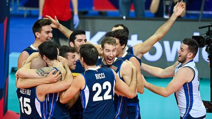 L'Italie célèbre son titre de championne d'Europe de volley le 19 septembre à Katowice (LUKASZ LASKOWSKI / XINHUA via MaxPPP)