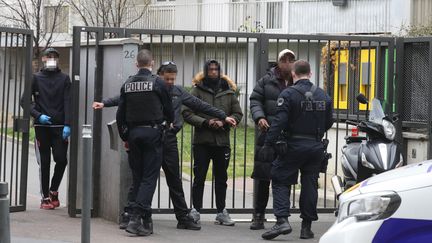 Contrôle de police à Saint-Ouen par la compagnie de sécurisation et d'intervention de Seine-Saint-Denis (CSI-93), le 2 avril 2020. (LUDOVIC MARIN / AFP)