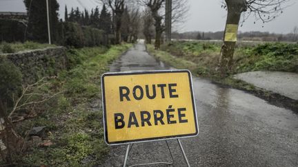 Une route est barrée en raison de la météo à Capendu (Aude), le 23 janvier 2020. (IDRISS BIGOU-GILLES / HANS LUCAS / AFP)