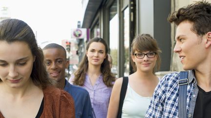 "Les jeunes ont vécu la pandémie ensemble, ça les a à la fois traumatisés et formés, il faut en profiter pour modifier leur place dans la société", souligne Jean Viard. (Illustration) (PHOTOALTO / FREDERIC CIROU / BRAND X / GETTY IMAGES)