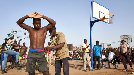 Les autorités maliennes veulent faire de ce tournoi un facteur de brassage culturel et de cohésion sociale, explique le site 360Afrique. Il vise à souder les relations entre les communautés des éleveurs peuls et des agriculteurs dogons en conflit depuis des décennies. (MICHELE CATTANI / AFP)