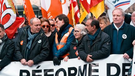 Discussion entre Laurent Berger, secrétaire général de la CFDT, et Philippe Martinez, secrétaire général de la CGT, lors de la manifestation contre la réforme des retraites, le 11 février 2023 à Paris. (SAMUEL BOIVIN / NURPHOTO / AFP)