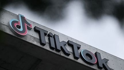 Le logo de TikTOK  en Californie à Culver City. Fin novembre 2024, l’Australie légiférait pour qu’à partir de décembre 2025 les moins de 16 ans ne disposent plus de comptes personnels sur les réseaux sociaux, dont TikTok ou X. Les amendes prévues vont jusqu'à 30 millions d'euros si les plateformes acceptent encore des comptes de jeunes utilisateurs. (PATRICK T. FALLON / AFP)