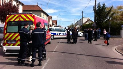 Des policiers et des pompiers devant les locaux de Radio Latitude, o&ugrave; un animateur a &eacute;t&eacute; pris en otage, jeudi 17 avril 2014, &agrave; Pont-Sainte-Marie (Aube).&nbsp; (TIPHAINE LE ROUX / FRANCE 3 CHAMPAGNE-ARDENNE)