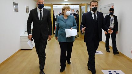 De gauche à droite, le président du conseil européen Charles Michel, la chancelière allemande Angela Merkel et le président français Emmanuel Macron à Bruxelles (Belgique), le 11 décembre 2020. (EUROPEAN COUNCIL / ANADOLU AGENCY / AFP)