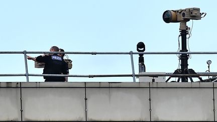 Des policiers britanniques à l'aéroport de Gatwick, au sud de Londres, le 21 décembre 2018, après l'intrusion de drones.&nbsp; (BEN STANSALL / AFP)