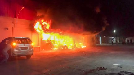 Le club "Double O" en feu à Sorong&nbsp;en Indonésie, le 25 janvier 2022. (YANTI / AFP)