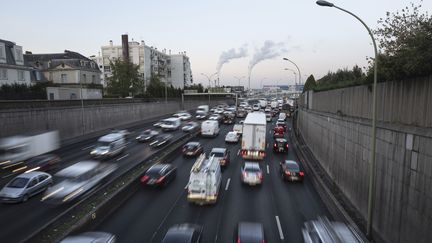 Des véhicules sur le périphérique parisien, en 2018. (DEROUBAIX JEAN-FRANCOIS / HEMIS / AFP)