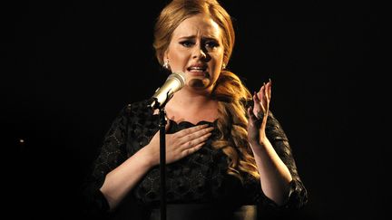 La chanteuse britannique Adele interpr&egrave;te son tube "Someone Like You" lors des MTV Video Music Awards, le 28 ao&ucirc;t 2011 &agrave; Los Angeles (Etats-Unis). (MARIO ANZUONI / REUTERS)