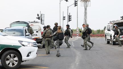 Des soldats israéliens mobilisés près de Sderot, le 9 octobre 2023, après l'offensive du Hamas. (JACK GUEZ / AFP)