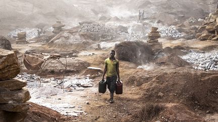 Un mineur raconte à l’AFP les conditions très difficiles de ce travail : "Il y a de graves blessures, des gens coupés par des cailloux, un coup de marteau, des éclats dans les yeux. Il y a des gens qui glissent dans la descente et aussi beaucoup de maladies." &nbsp; (JOHN WESSELS / AFP)