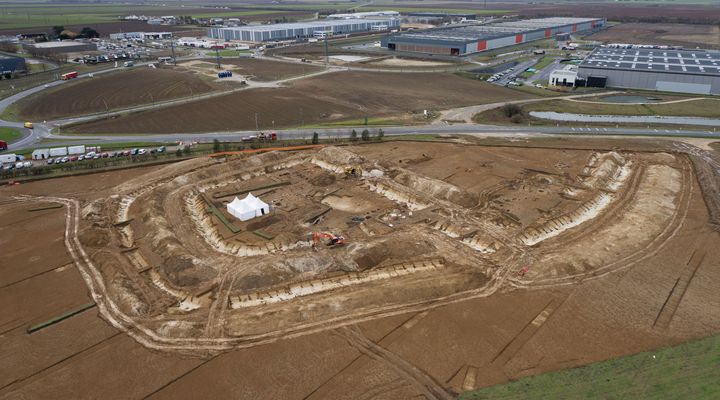 Vue d’ensemble du chantier de fouilles archéologiques d’Artenay, en bordure de l’autoroute A10&nbsp; (© Inrap)