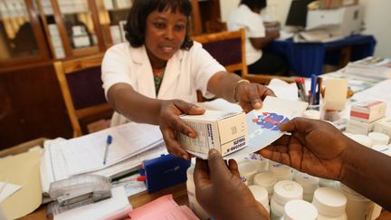 Distribution de traitements antirétroviraux à une personne séropositive dans un centre médical de Lomé, au Togo, le 18 octobre 2011. (GODONG / ROBERT HARDING HERITAGE)