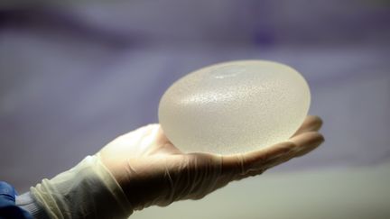 Un implant mammaire en silicone, le 12 janvier 2012. (MIGUEL MEDINA / AFP)