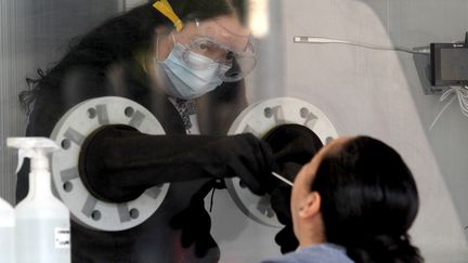 Une femme testée au Covid-19 à Guadalajara (Mexique). (ULISES RUIZ / AFP)