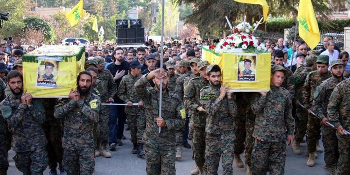 Les dépouilles de combattants du Hezbollah tombés en Syrie, ramenées au Liban dans les cercueils recouverts du drapeau jaune du parti pour être inhumées à Baalbek le 21 septembre 2015. (AFP/ST)