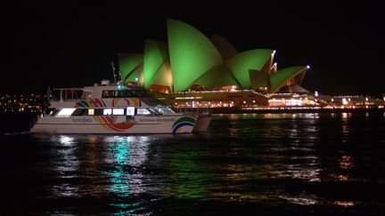 L'op&eacute;ra de Sydney (Australie) s'est illumin&eacute; de vert pour f&ecirc;ter la Saint-Patrick. (SAEED KHAN / AFP)