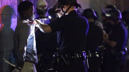 Des policiers proc&egrave;dent &agrave; des arrestations lors de manifestations pour protester contre l'acquittement de George Zimmerman &agrave; Los Angeles (Californie, Etats-Unis), le 15 juillet 2013. (JASON REDMOND / REUTERS)