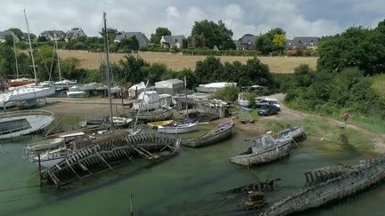 En Bretagne, il existe une cinquantaine de cimetières de bateaux. Des sites que certains trouvent idylliques tandis que d'autres trouvent cela dangereux.&nbsp;
 (CAPTURE ECRAN FRANCE 2)