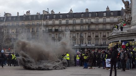 Des "gilets jaunes" rassemblés place de la République, à Paris, le 2 février 2019, pour protester contre les violences policières lors des manifestations. (VALENTINE ZELER / HANS LUCAS/AFP)