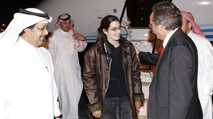 La ressortissante suisse de 36 ans, prise en otage au Yémen, est libérée après un an de captivité grâce à une médiation du Qatar. Elle est accueillie par l'ambassadeur de Suisse au Qatar, Martin Aeschbacher, à l'aéroport international de Doha, le 28 février 2013.
              
Elle travaillait comme enseignante dans un institut de langues quand elle a été kidnappée et conduite par ses ravisseurs à Chabwa (sud-est), où le réseau Al-Qaïda est fortement implanté.
 
Des centaines de personnes ont été enlevées au Yémen ces quinze dernières années. Elles ont en grande majorité été libérées saines et sauves, la plupart du temps en échange de rançons. (REUTERS Mohammed Dabbous)