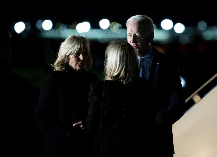 Le président américain Joe Biden et son épouse Jill Biden arrivent à Londres (Royaume-Uni) pour assister aux funérailles de la reine Elizabeth II, le 17 septembre 2022.&nbsp; (BRENDAN SMIALOWSKI / AFP)