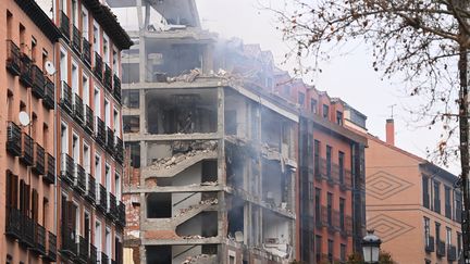 Plsuieurs étages d'un&nbsp;immeuble ont été dévastés par une explosion, dans le centre de Madrid (Espagne), le 20 janvier 2021. (GABRIEL BOUYS / AFP)