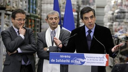 Déplacement de François Fillon sur le thème du RSA avec Martin Hirsch et Pierre Cardo (24 février 2010) (AFP/PATRICK KOVARIK)