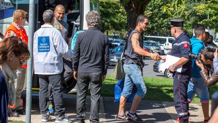 Des r&eacute;fugi&eacute;s arrivent au centre de s&eacute;jour Hubert Renaud de Cergy-Pontoise (Val-d'Oise), le 9 septembre 2015. (  MAXPPP)