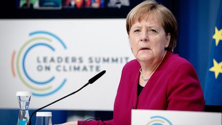 Angela Merkel participe à un sommet virtuel des dirigeants sur le climat organisé par le président américain à Berlin (Allemagne), le 22 avril 2021.  (KAY NIETFELD / POOL / AFP)