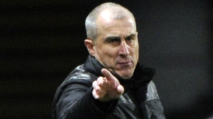 L'entra&icirc;neur de Toulouse, Alain Casanova, replace ses troupes lors du match contre Sochaux, le 30 novembre 2013.&nbsp; (PASCAL PAVANI / AFP)