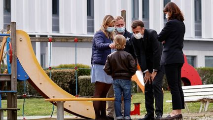 Emmanuel Macron visite le service de pédopsychiatrie du CHU de Reims (Marne), le 14 avril 2021. (CHRISTIAN HARTMANN / AFP)