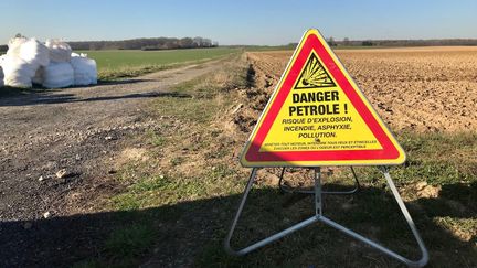 La compagnie pétrolière promet également d'indemniser les agriculteurs touchés, ici à Autouillet le 25 février 2019. (VIRGINIE WEBER / MAXPPP)