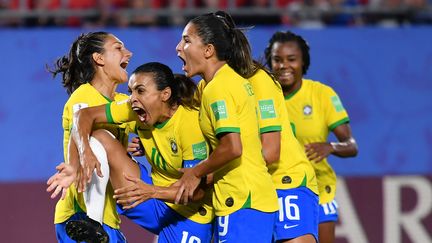 La meneuse de jeu de l'équipe du Brésil, Marta, est félicitée par ses coéquipières après son but sur penalty face à l'Italie, le 18 juin 2019, au stade du Hainaut de Valenciennes (Nord). (JULIEN MATTIA / NURPHOTO / AFP)