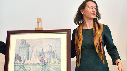 L'ambassadrice française en Ukraine,&nbsp;Isabelle Dumont, devant la toile "Le Port de La Rochelle"&nbsp;de Paul Signac, à Kiev, le 23 avril 2019. (SERGEI SUPINSKY / AFP)