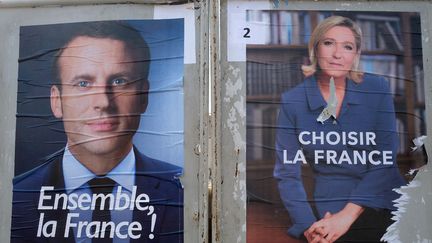 Les affiches officielles d'Emmanuel Macron et de Marine Le Pen, sur les panneaux électoraux de Villefranche-de-Lauragais (Haute-Garonne), le 4 mai 2017. (ERIC CABANIS / AFP)