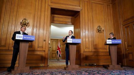 Le professeur&nbsp;Jonathan Van-Tam, le ministre de la Santé britannique Matt Hancock et la responsable du traçage&nbsp;du service public de santé (NHS)&nbsp;Dido Harding, lors d'une conférence de presse à Londres le 27 mai 2020. (PIPPA FOWLES / 10 DOWNING STREET / AFP)