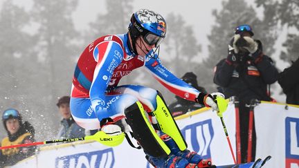 Clément Noël a réalisé le meilleur temps de la première manche du slalom, lors de l'étape de la coupe du monde de ski alpin, à Lévi (Finlande), le 17 novembre 2024. (JUSSI NUKARI / AFP)