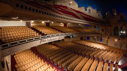 Les sièges du balcon du cinéma le Grand Rex, le 17 janvier 2011, à Paris. (LOIC VENANCE / AFP)