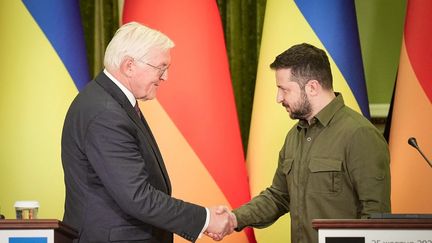 Le président allemand&nbsp;Frank-Walter Steinmeier serre la main de son homologue ukrainien, Volodymyr Zelensky à Kiev (Ukraine), le 25 octobre 2022. (MICHAEL KAPPELER / DPA)