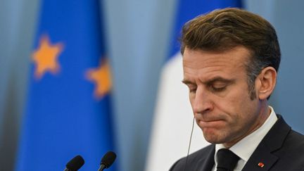 VARSOVIE, POLOGNE - 12 DÉCEMBRE : Emmanuel Macron s'exprime lors d'une conférence de presse conjointe avec le Premier ministre polonais. L'annonce du nouveau premier ministre était initialement attendue à son retour, le soir-même. (ARTUR WIDAK / NURPHOTO / AFP)