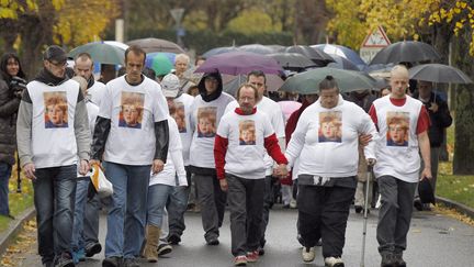 Une marche blanche a r&eacute;uni 200 personnes &agrave;&nbsp;Germigny-l'Eveque&nbsp;(Seine-et-Marne) dimanche 4 d&eacute;cembre 2011. (FRANCOIS GUILLOT / AFP)