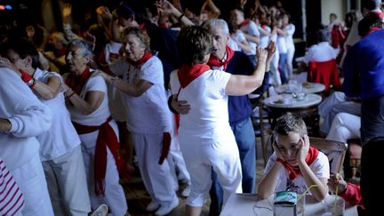 Tout le monde ne s'amuse pas aux f&ecirc;tes de San Fermin de Pampelune (Espagne), le 11 juillet 2012. (PEDRO ARMESTRE / AFP)