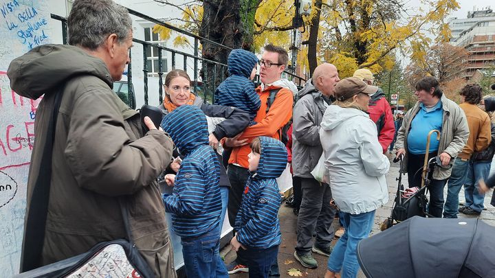 Des fans des Beatles réunis devant le mythique studio d'Abbey Road, à Londres, le jour de la sortie d'un nouveau single du groupe réalisé grâce à l'aide de l'intelligence artificielle. (RICHARD PLACE / FRANCEINFO)