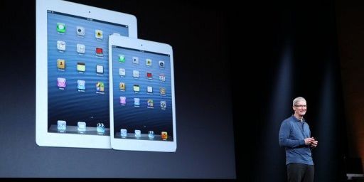 Tim Cook, successeur de Steve Jobs, présente l'iPad mini en octobre 2012. (KIMIHIRO HOSHINO / AFP)