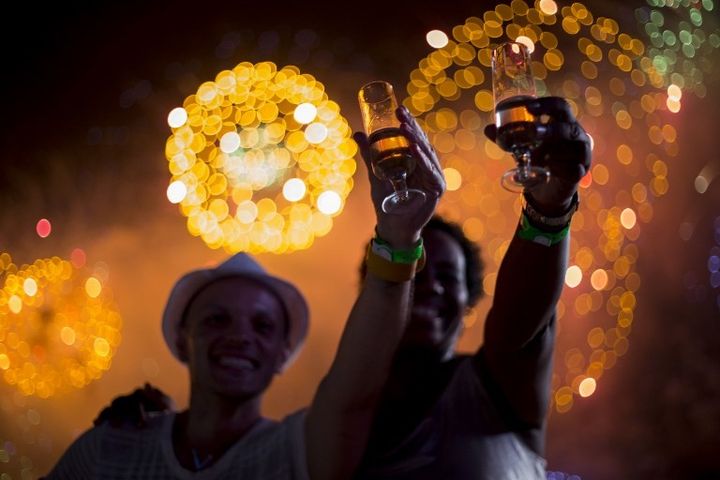 Les cariocas fêtent le Nouvel An sur la plage de Copacabana
 (DOUGLAS SHINEIDR / AFP)